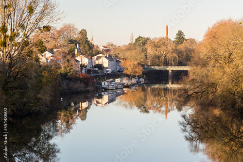 Petit port fluvial en hiver avec reflets sur une rivière calme et lisse le matin. Port de la Morinière sur la Sèvre, quai Léon Sécher à Rezé