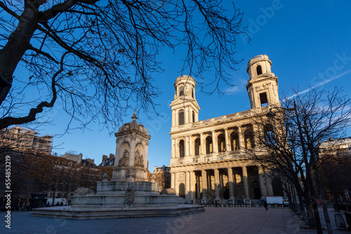 Vue extérieure de l'église catholique Saint-Sulpice, située place Saint-Sulpice, dans le quartier de l'Odéon, dans le 6ème arrondissement de Paris, France.