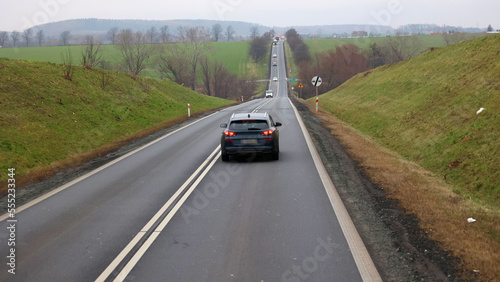 Szybko jadą pojazdy w korku na autostradzie wieczorem pod miastem 