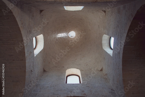 Cúpula de la iglesia de San Antonio de Padua en Alberobello, Italia. Interior de la cúpula de la Iglesia de arquitectura similar a los trullos.