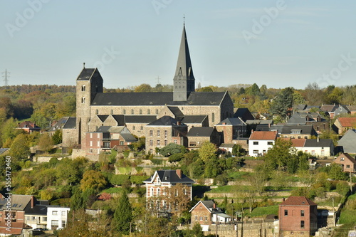 Le village de Lobbes avec son imposante collégiale Saint-Ursmer , la plus ancienne de Belgique dans un cadre bucolique le long de la Sambre en Hainaut 