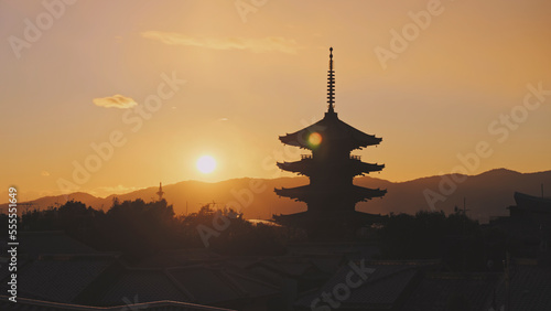 京都 維新の道からの八坂の塔と太陽