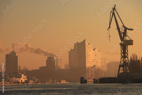 Wintermorgen im Hamburger Hafen; Blick vom Altonaer Fischmarkt zur HafenCity