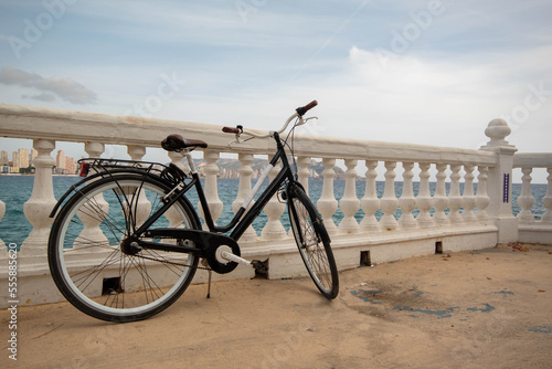 Bicicleta alquilada para pasear por las calles de la ciudad de Benidorm mientras los turistas están de vacaciones para poder hacer algo de ejercicio.