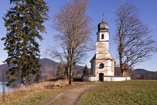 St. Margreth auf der Halbinsel Zwergern am Walchensee , Oberbayern 