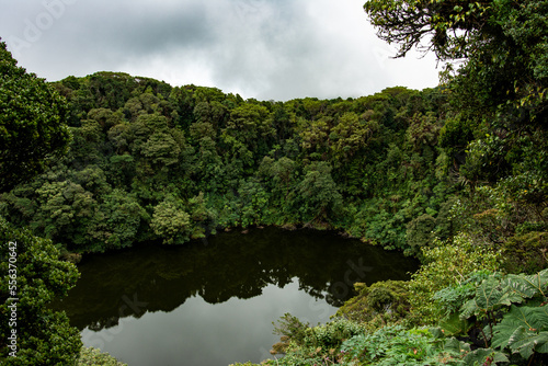 Laguna del Volcán Barva en Costa Rica, tonalidades frías y verdes 