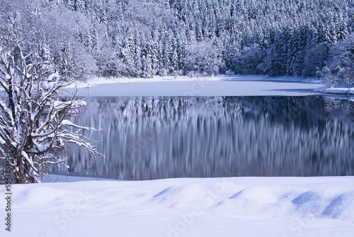 初雪の湖畔 初冬の風景