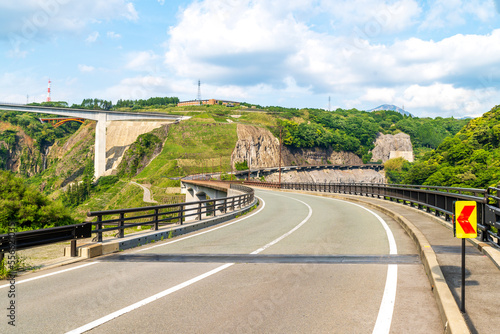 阿蘇長陽大橋から観える新阿蘇大橋周辺風景 Scenery around Shin-Aso Bridge seen from Aso Choyo Bridge (観光名所・穴場観光) 日本(春・新緑) Japan (Spring/Fresh green) 九州・熊本県南阿蘇村 Minamiaso Village, Kumamoto Prefecture, Kyushu