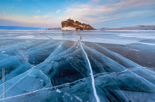 Felsinsel im Eis auf dem Baikalsee im winterlichen Sibirien