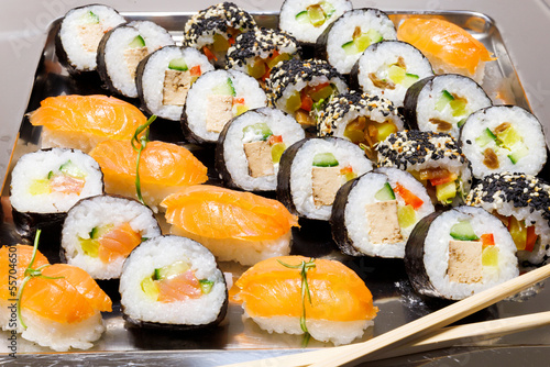 sushi warzywne vege z łososiem