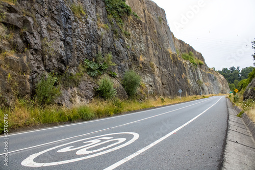 carretera pintada con señaletica de velocidad máxima en un cerro con mucha pendiente