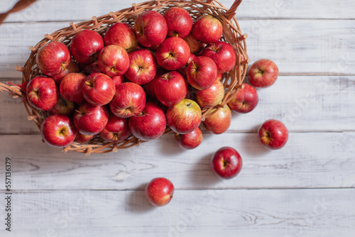 Rozsypane czerwone jabłka na starym drewnianym stole. Piękne, pyszne czerwony jabłka z sadu