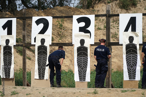 Trening strzelania z broni palnej przez policje i wojsko na strzelnicy sportowej do tarczy. 