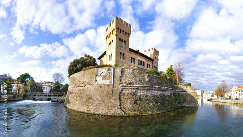 Treviso e il castello nel centro storico - monumenti, edifici storici tra le mura della città trevigiana circondata dal fiume Sile