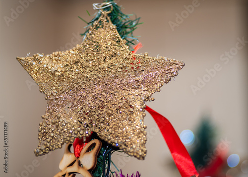 złota gwiazda na szczycie choinki bożonarodzeniowej