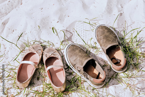 dziecięce buty na plaży
