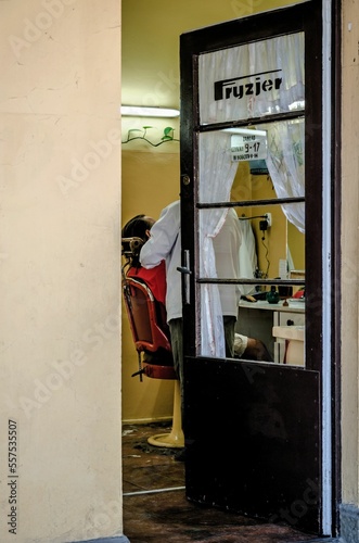wejście do starego salony fryzjerskiego