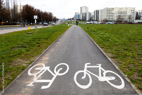 ścieżka rowerowa w wielkim mieście wśród zieleni