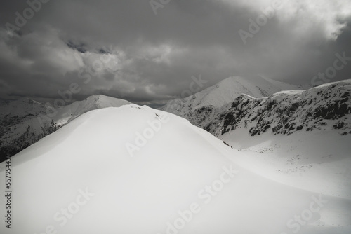 Panorama zimowa na Tatry. Duża ilość śniegu z zagrożeniem lawinowym