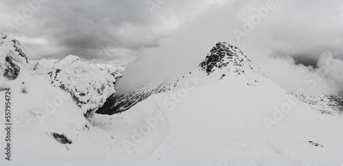 Panorama z przełęczy Liliowe na szczyt Beskid w zimowej aurze. Polska. Europa