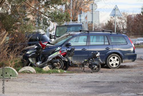 Stary zepsuty i połamany skuter stoi na parkingu, 