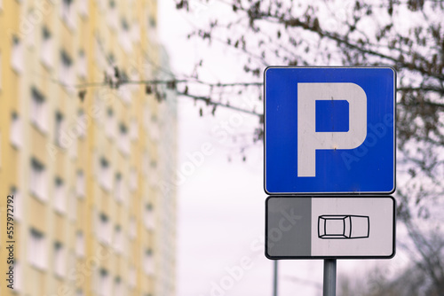 Znak Parking, parkowanie prostopadłe