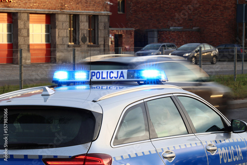 Incydent policji w mieście. - Sygnalizator błyskowy niebieski na dachu radiowozu policji polskiej drogowej. 