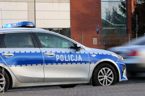 Incydent policji w mieście. - Sygnalizator błyskowy niebieski na dachu radiowozu policji polskiej drogowej. 