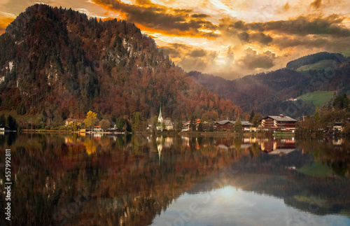 Herbststimmung in der Abendsonne im Kaisergebirge in den österreichischen Alpen mit Blick über den See zum Walchsee in Tirol Österreich mit dem Hausberg im Hintergrund 