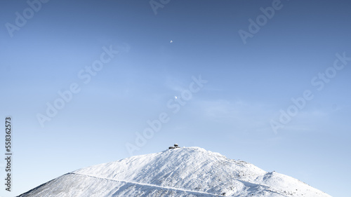 Szczyt Śnieżki zimą - Koniunkcja szczytu, księżyca, szybowca
