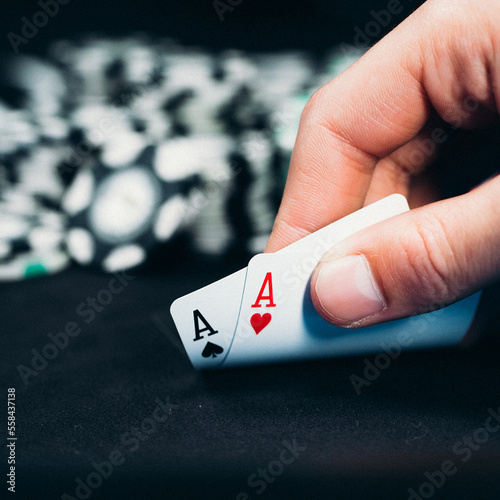 Paire d'as avec jetons de poker à une table de casino