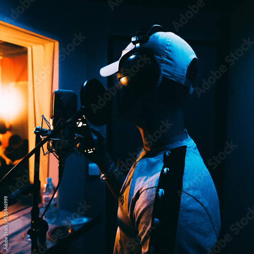 homme dans un studio d'enregistrement avec casque son et microphone rap