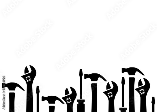 Logo herramientas de trabajo. Patrón repetitivo con silueta aislada de martillo, destornillador y herramienta llave