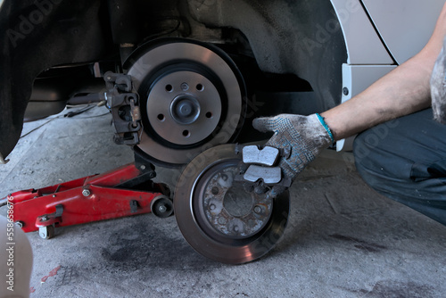 Replacement of brake discs and brake pads on the car. Removed the old brake disc from the car and installed the new brake disc. Car maintenance