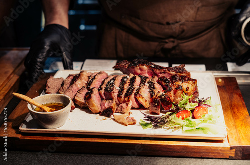 Excelentes cortes de carne argentina en un plato blanco. 