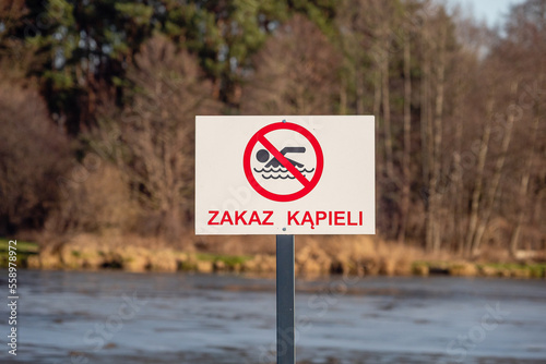 znak zakazu zakaz kąpieli w jeziorze