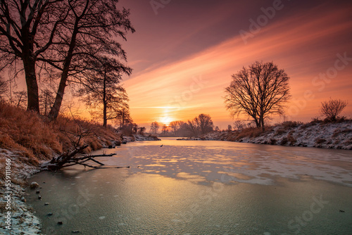Krajobraz zimowy. Wschód słońca i zimowy poranek nad rzeką.