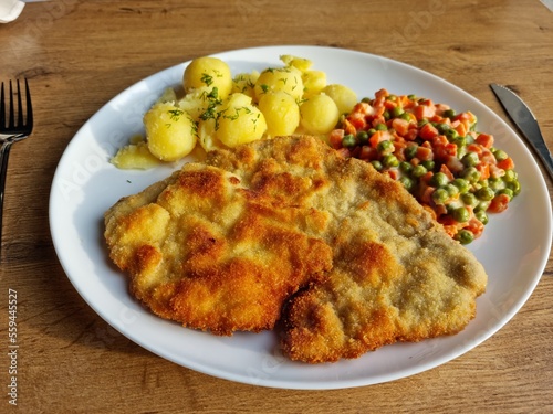 Smaczne danie obiadowe kotlet z ziemniakami i marchewką i groszkiem. 