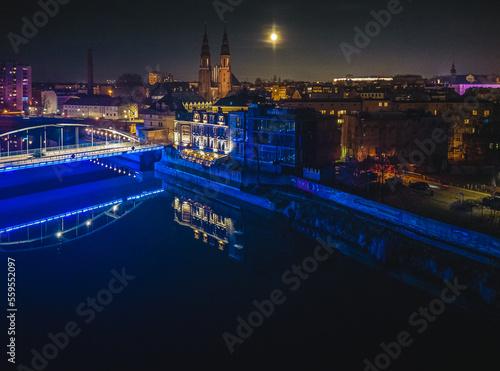 Opole z Mostem Piastowskim i katedrą nad rzeką Odrą w nocy z drona