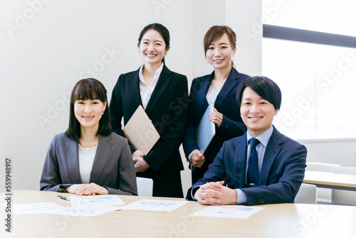 スーツを着た笑顔のアジア人ビジネスマンとビジネスウーマン（スタッフ・男女） 