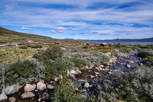 Nationalpark Jotunheimen, Norwegen, Landschaft mit roten Hütten und See im Fjell