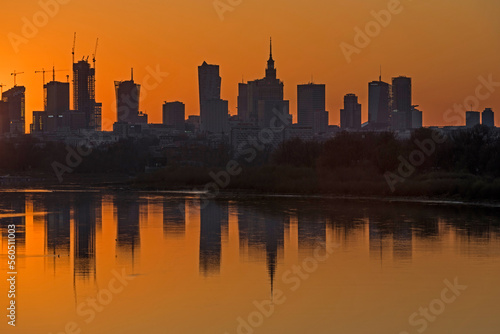 Widok z trasy Siekierkowskie, mostu siekierkowskiego na centrum Warszawy i Wisłę i zachodzie słońca