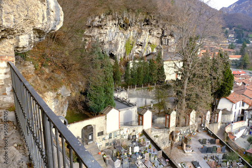 Il cimitero di Laorca nel comune di Lecco, Lombardia, Italia.