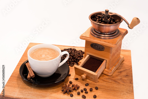 kawa, filiżanka kawy i stary młynek do kawy