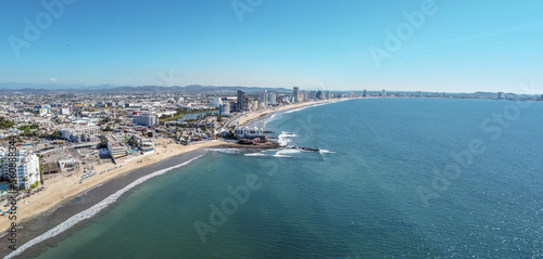 Fotografía panorámica aérea con drone del valentinos con las playas del puerto de Mazatlán, Sinaloa, México