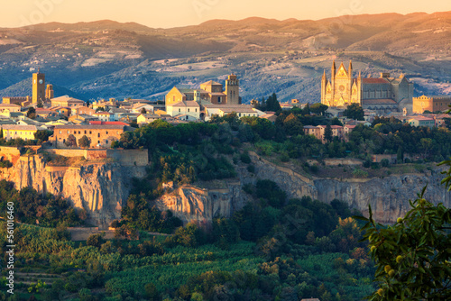 Orvieto. Terni. Panorama della città con chiese e Duomo sullo sperone roccioso.