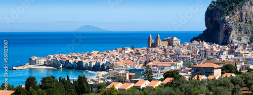 Cefalù, Palermo. Veduta della cittadina con la cattedrale e la Rocca