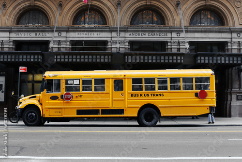 Long bus scolaire jaune dans une rue de New York à Manhattan