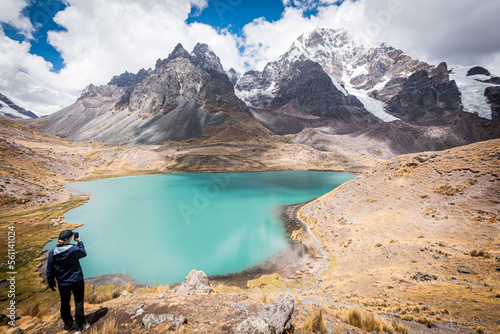 Laguna turquesa del tour de 7 lagunas de colores en Quispicanchi en Cusco, Perú con el nevado Ausangate.