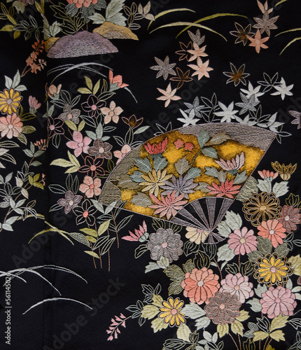 花柄模様の刺繍の黒留袖、豪華な着物